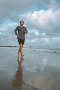 proteção solar na praia com camiseta